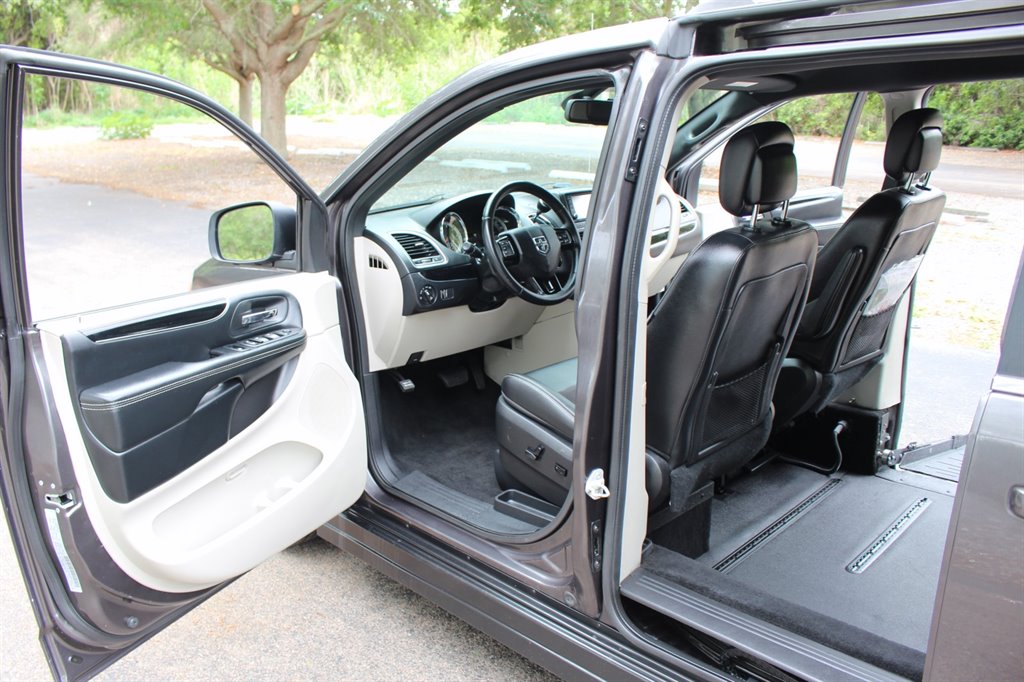2019 Dodge Grand Caravan - $29,995
