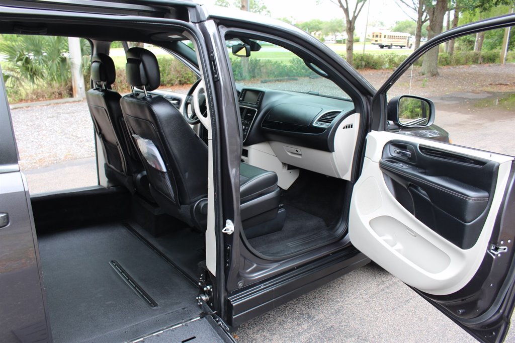 2019 Dodge Grand Caravan - $29,995