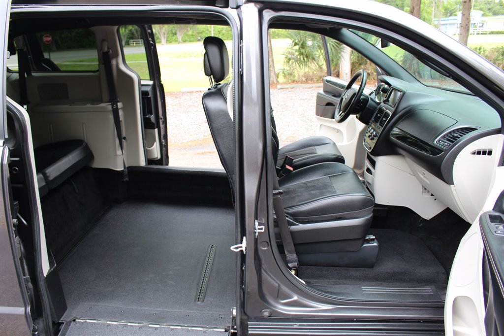 2019 Dodge Grand Caravan - $29,995