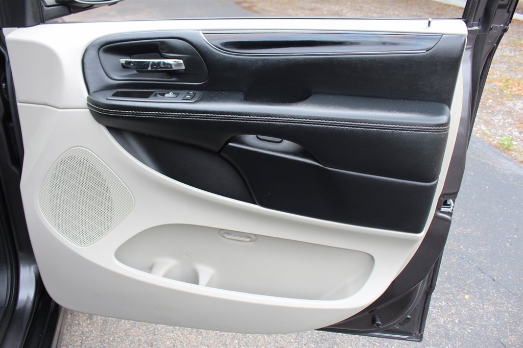 2019 Dodge Grand Caravan - $29,995