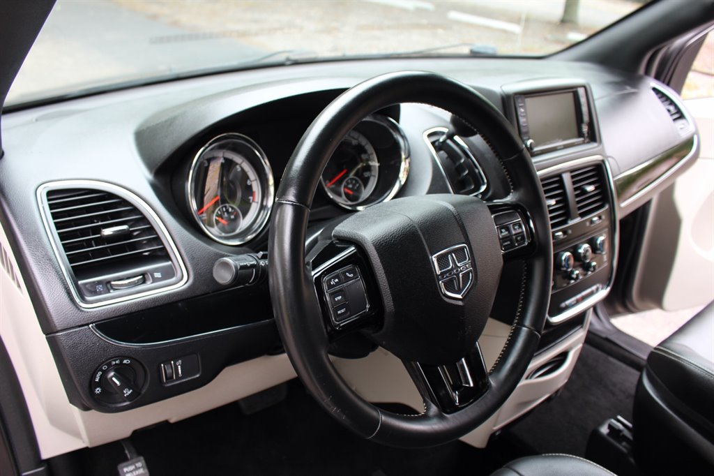 2019 Dodge Grand Caravan - $29,995