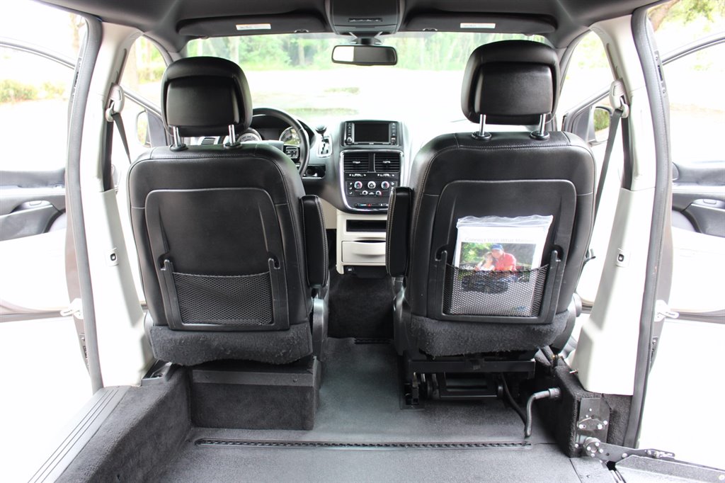 2019 Dodge Grand Caravan - $29,995