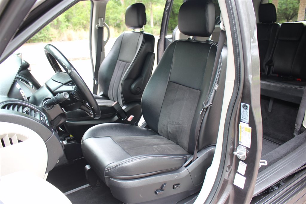 2019 Dodge Grand Caravan - $29,995