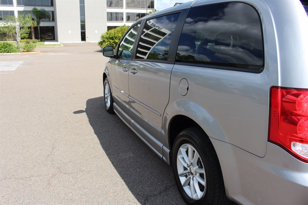 2016 Dodge Grand Caravan - $26,995