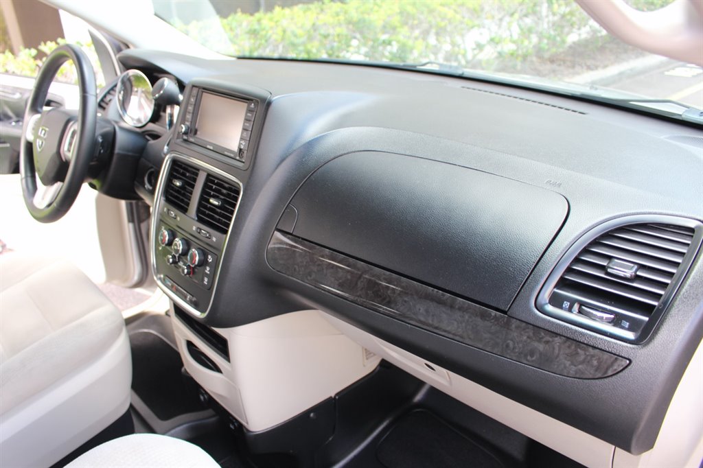 2016 Dodge Grand Caravan - $26,995