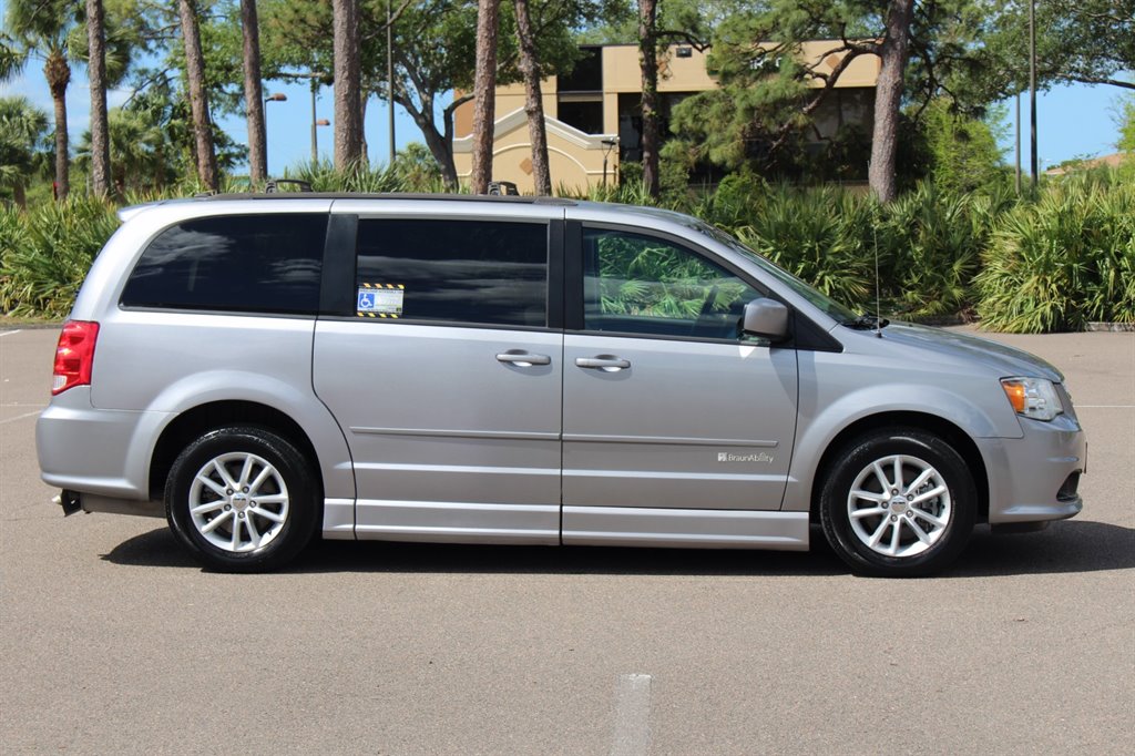 2016 Dodge Grand Caravan - $26,995