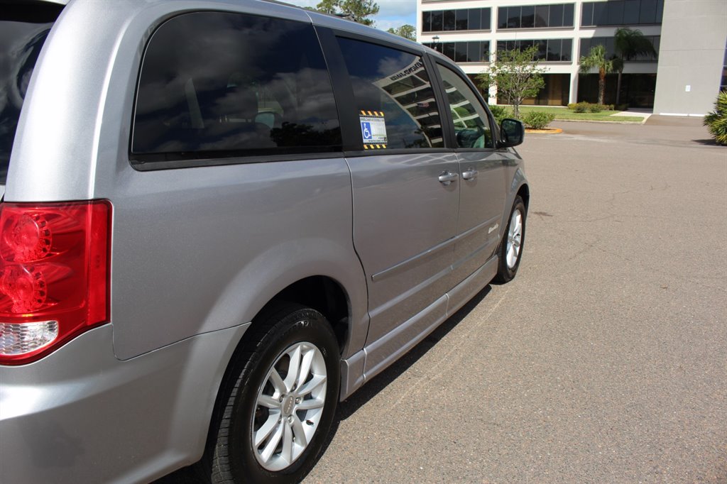 2016 Dodge Grand Caravan - $26,995