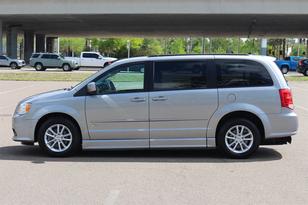 2016 Dodge Grand Caravan - $26,995