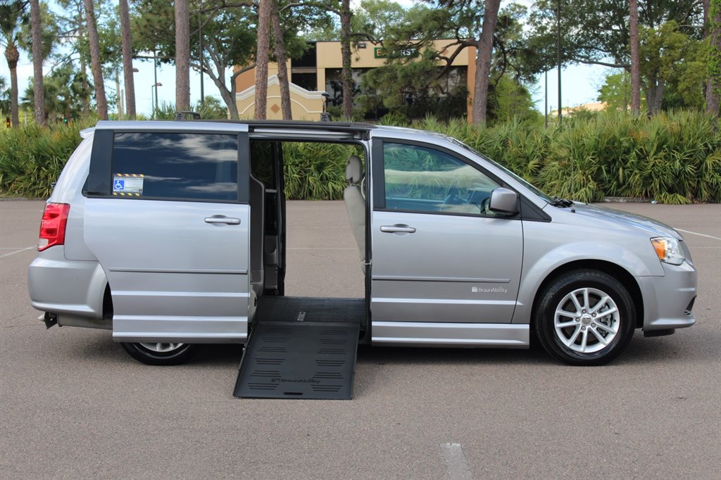 2016 Dodge Grand Caravan - $26,995