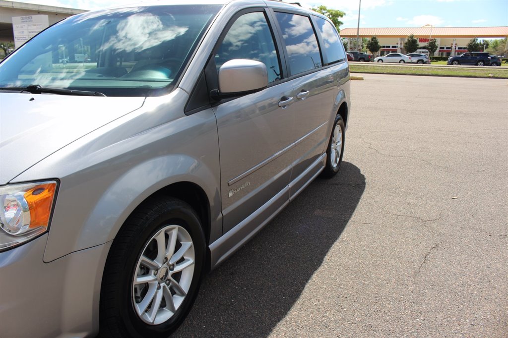 2016 Dodge Grand Caravan - $26,995