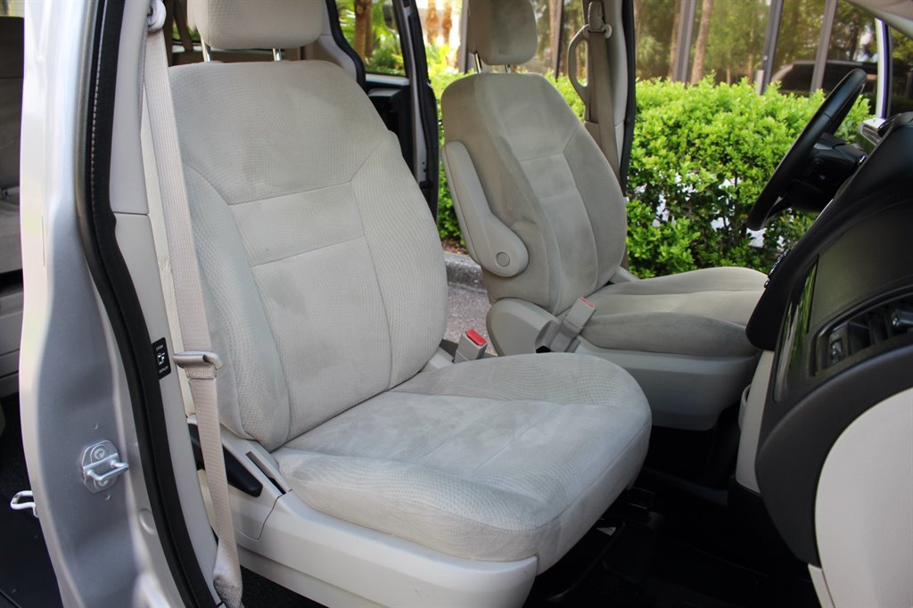 2016 Dodge Grand Caravan - $26,995