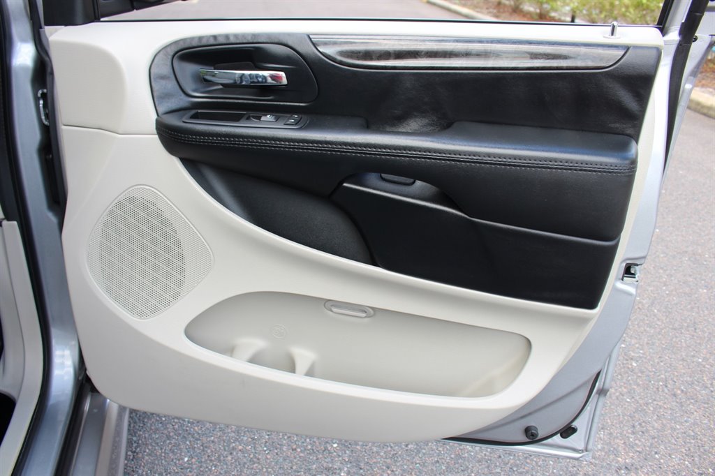 2016 Dodge Grand Caravan - $26,995
