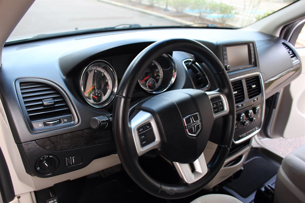 2016 Dodge Grand Caravan - $26,995