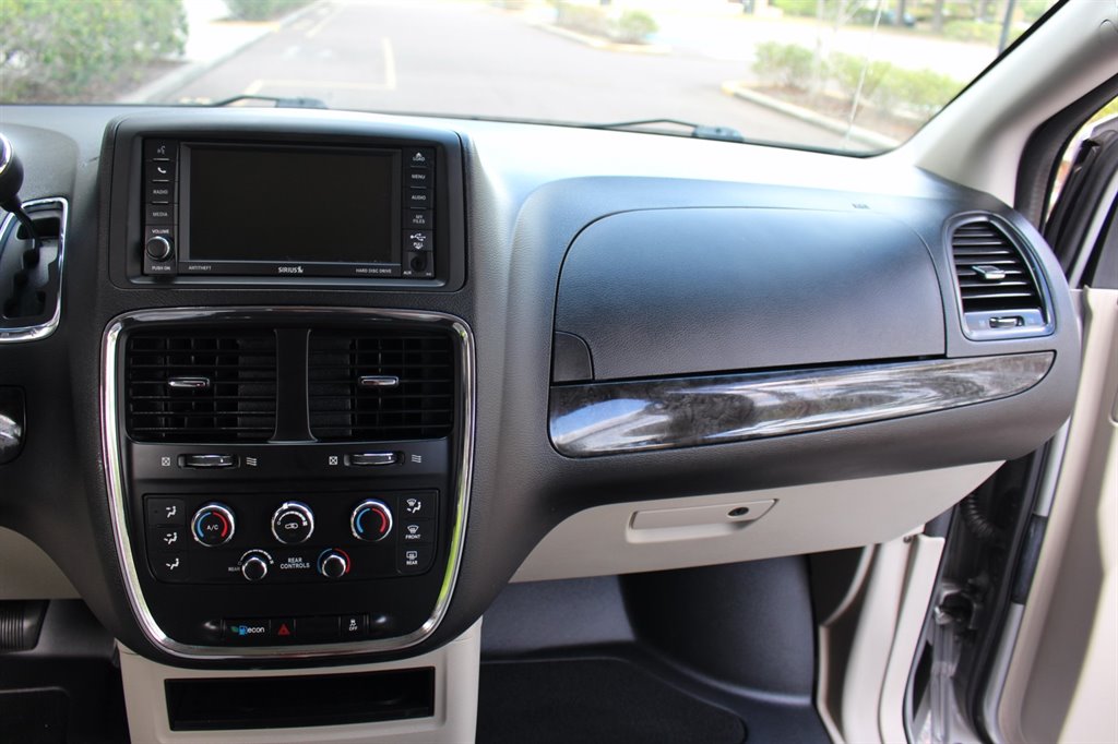 2016 Dodge Grand Caravan - $26,995