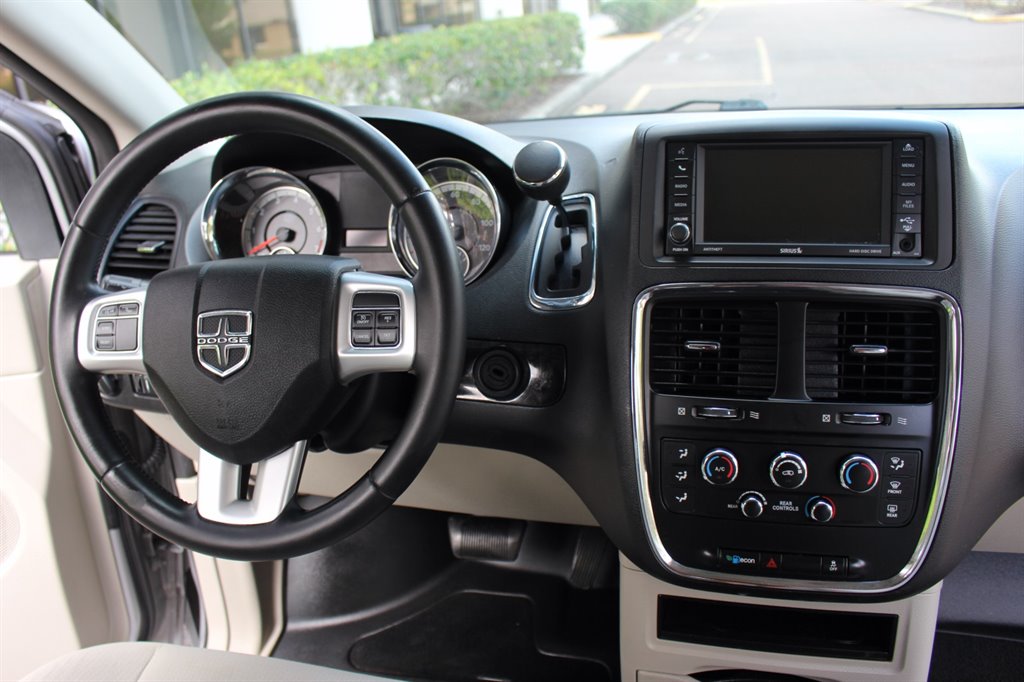 2016 Dodge Grand Caravan - $26,995