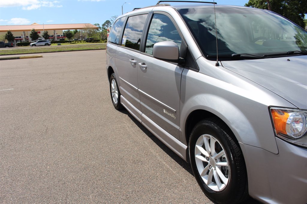 2016 Dodge Grand Caravan - $26,995