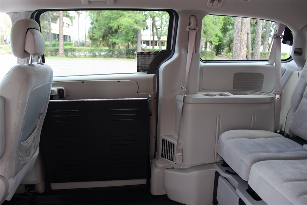 2016 Dodge Grand Caravan - $26,995
