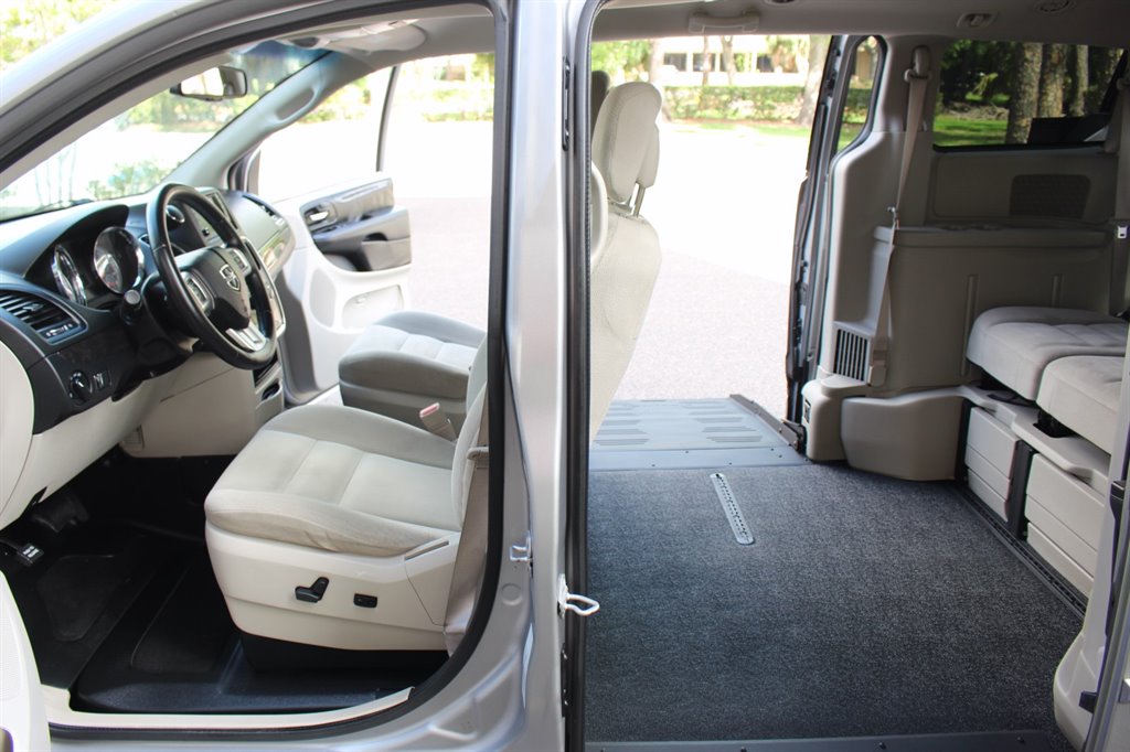 2016 Dodge Grand Caravan - $26,995