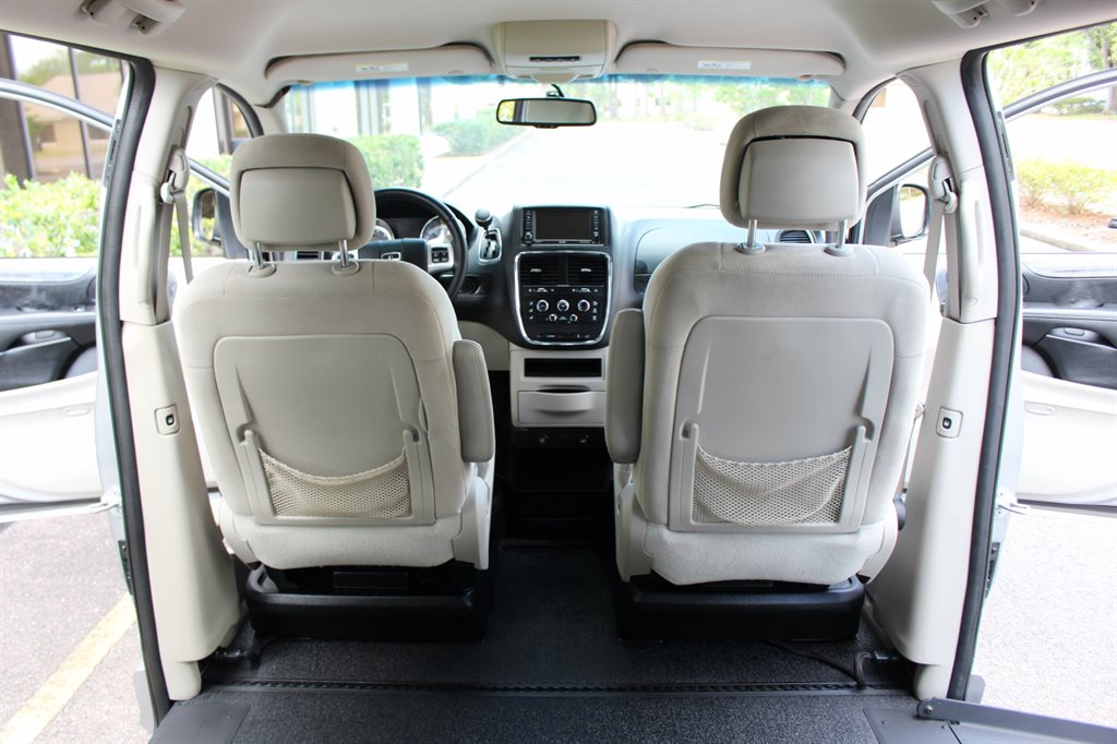 2016 Dodge Grand Caravan - $26,995
