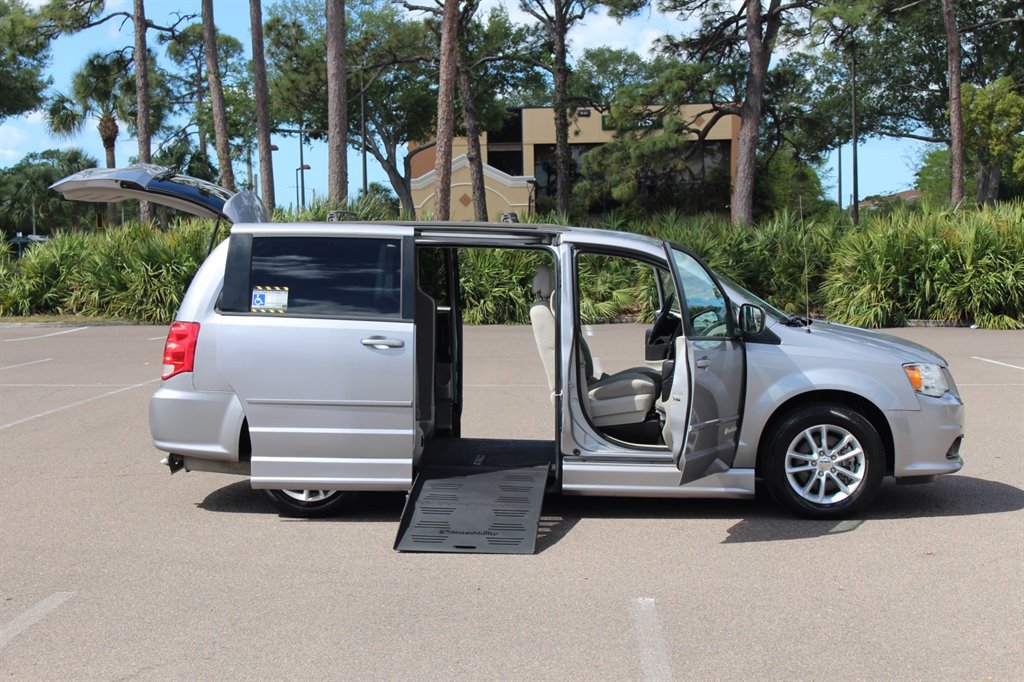 2016 Dodge Grand Caravan - $26,995