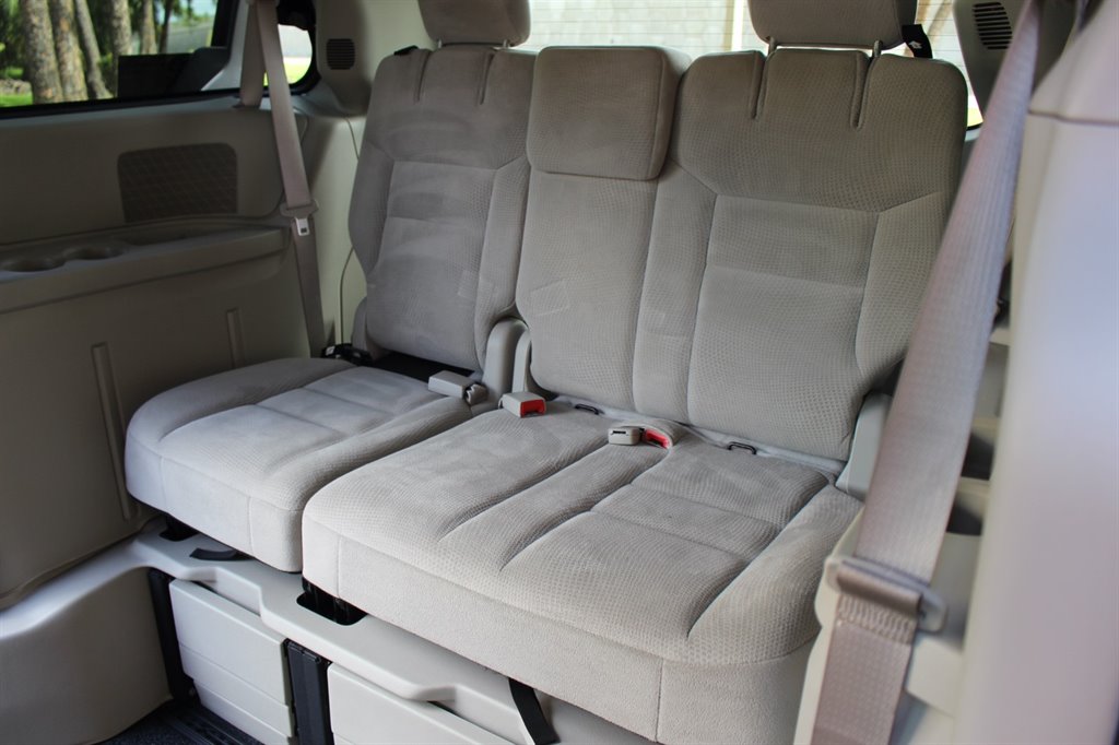 2016 Dodge Grand Caravan - $26,995