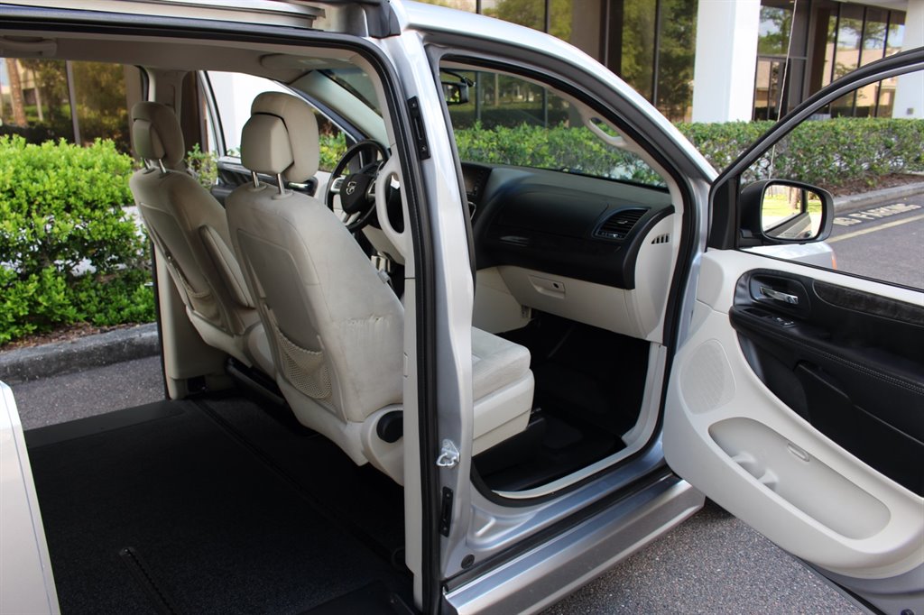 2016 Dodge Grand Caravan - $26,995