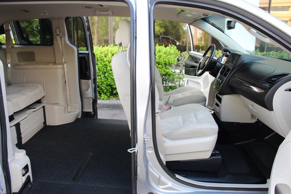 2016 Dodge Grand Caravan - $26,995