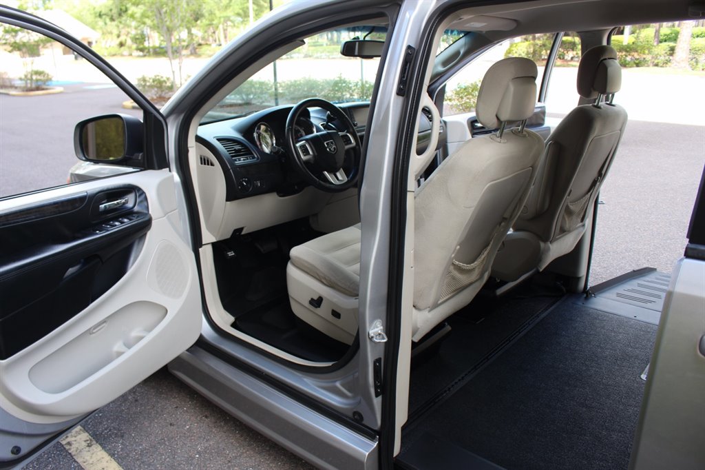 2016 Dodge Grand Caravan - $26,995
