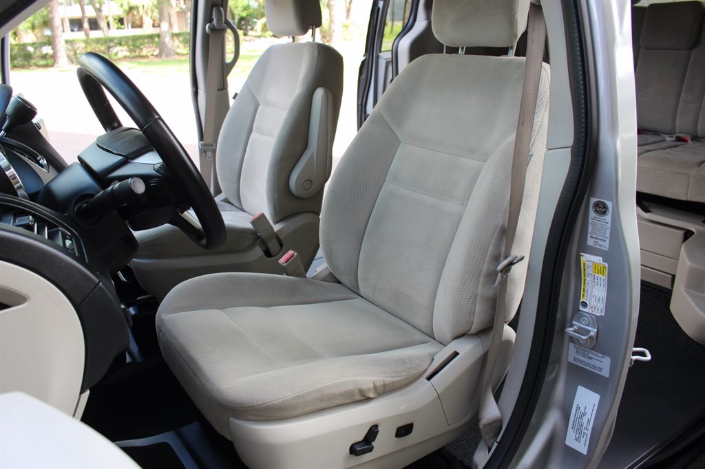 2016 Dodge Grand Caravan - $26,995