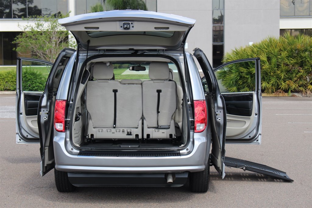 2016 Dodge Grand Caravan - $26,995