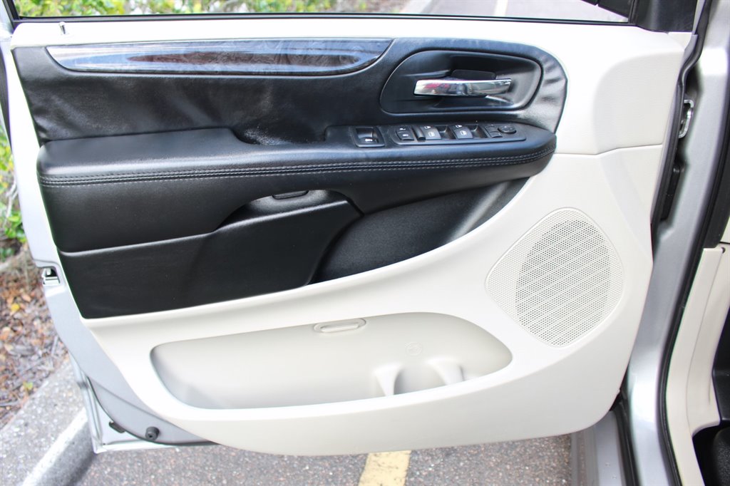 2016 Dodge Grand Caravan - $26,995