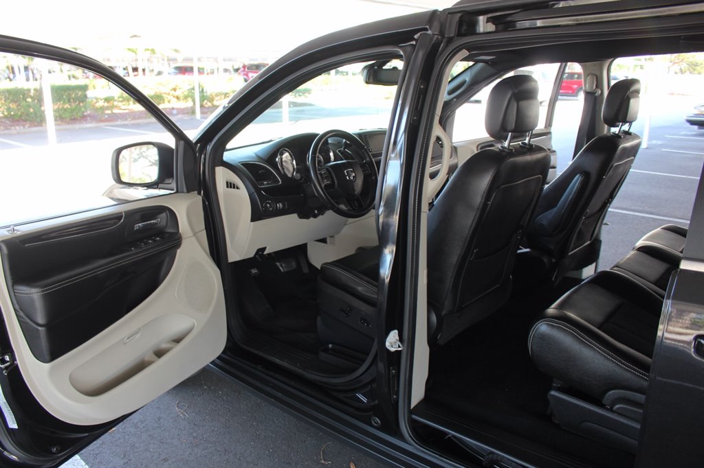 2019 Dodge Grand Caravan - $24,995