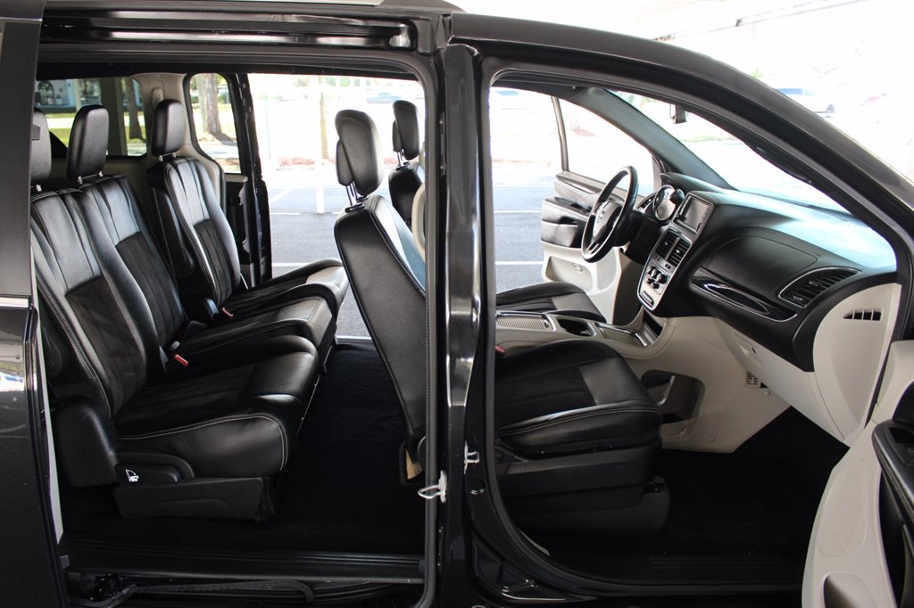 2019 Dodge Grand Caravan - $24,995