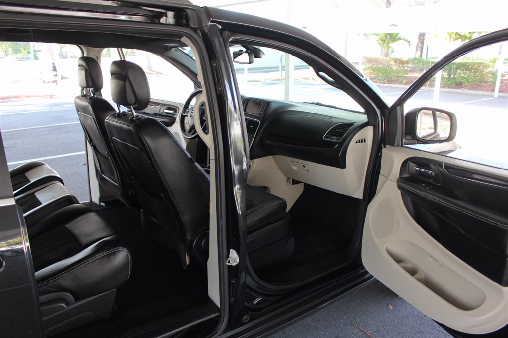 2019 Dodge Grand Caravan - $24,995