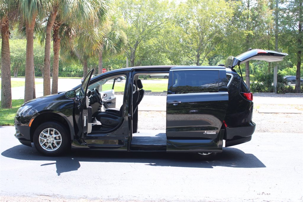 2022 Chrysler Voyager - $38,995