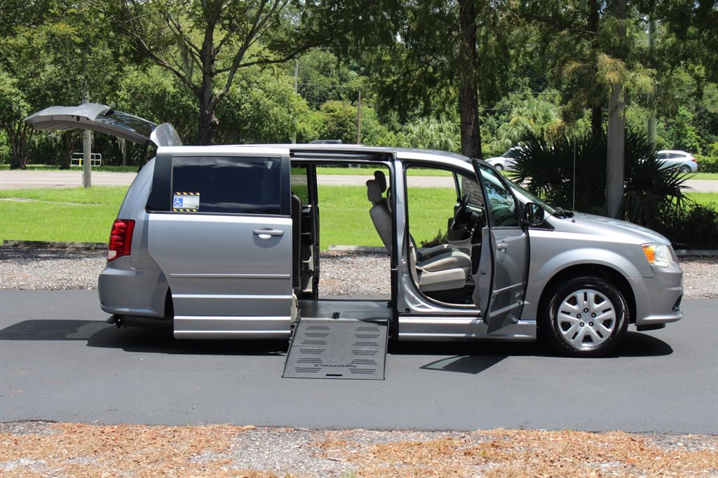 2015 Dodge Grand Caravan - $28,995