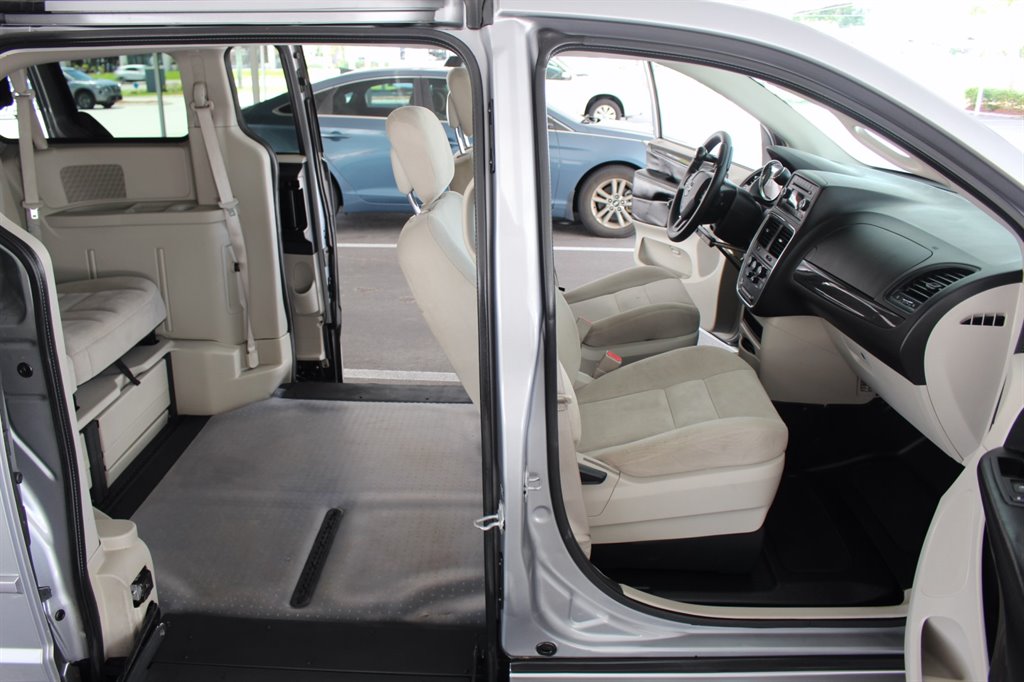 2015 Dodge Grand Caravan - $28,995