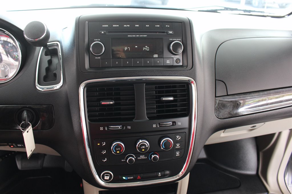 2015 Dodge Grand Caravan - $28,995
