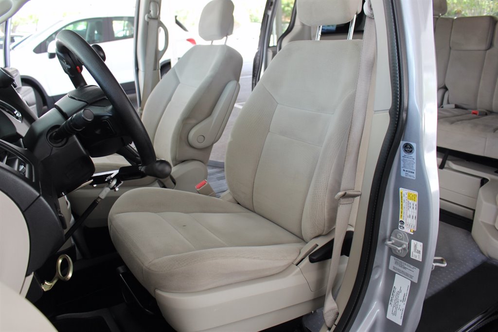 2015 Dodge Grand Caravan - $28,995