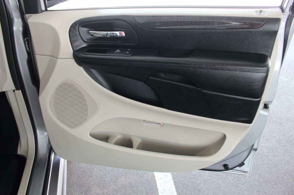 2015 Dodge Grand Caravan - $28,995