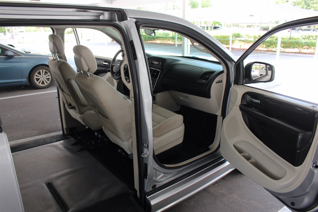 2015 Dodge Grand Caravan - $28,995