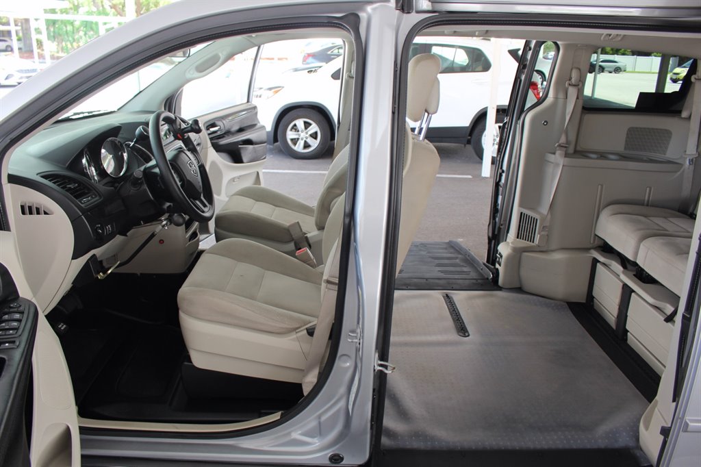 2015 Dodge Grand Caravan - $28,995