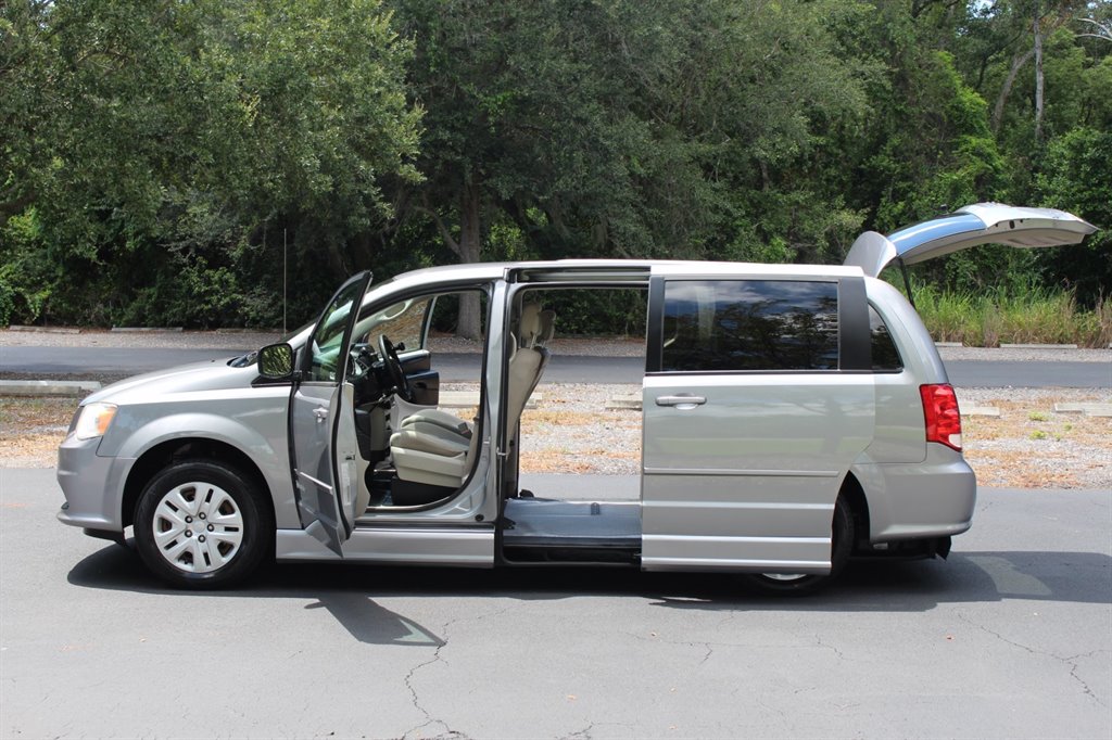 2015 Dodge Grand Caravan - $28,995