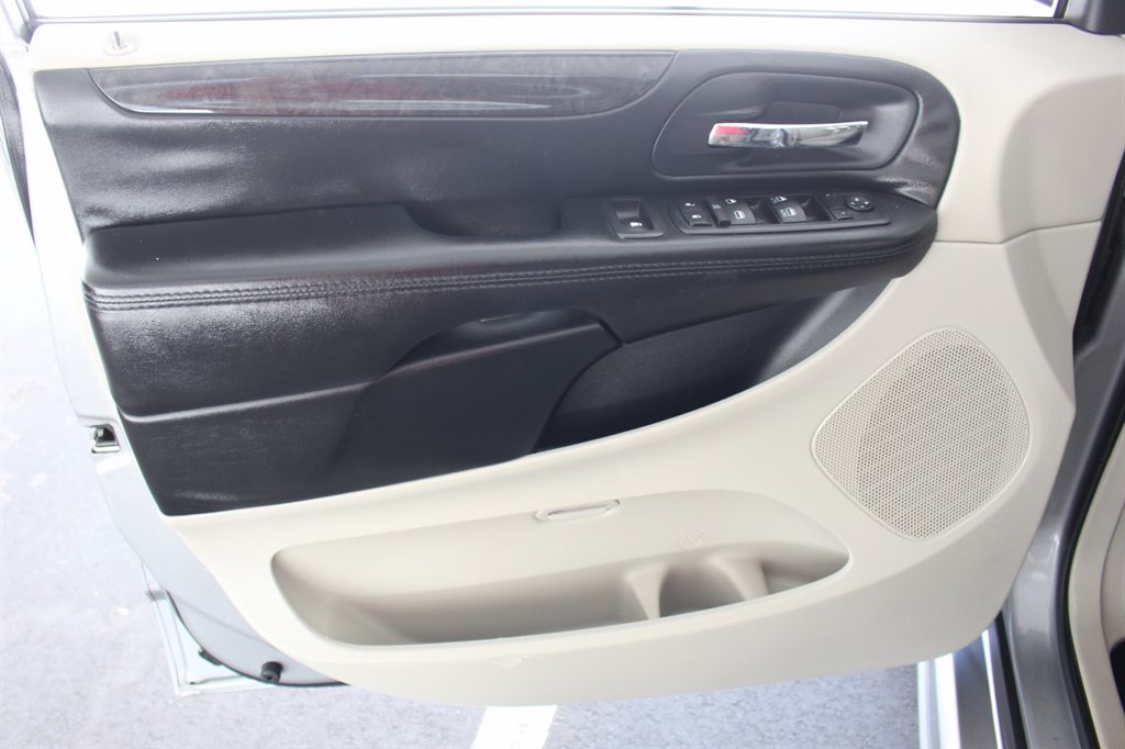 2015 Dodge Grand Caravan - $28,995