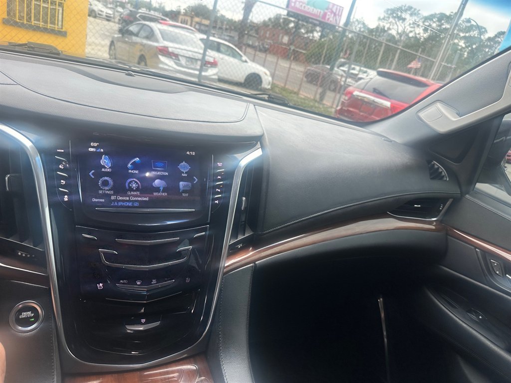 2017 Cadillac Escalade Luxury photo