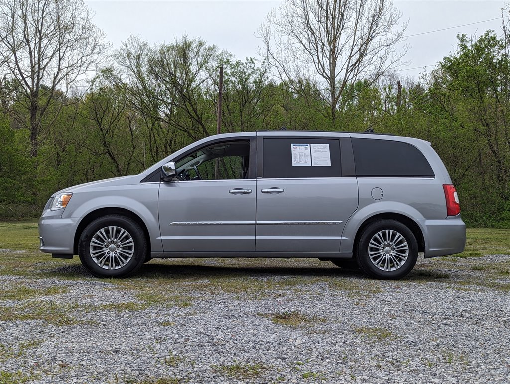 The 2013 Chrysler Town & Country Touring-L photos