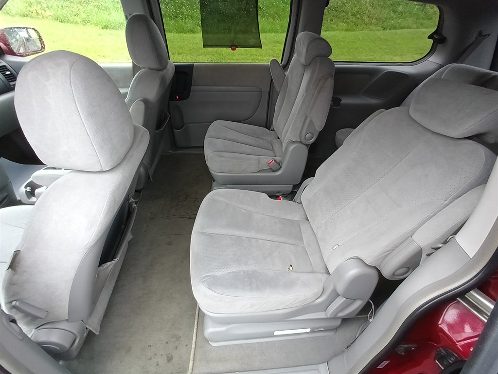 2007 Hyundai Entourage GLS photo