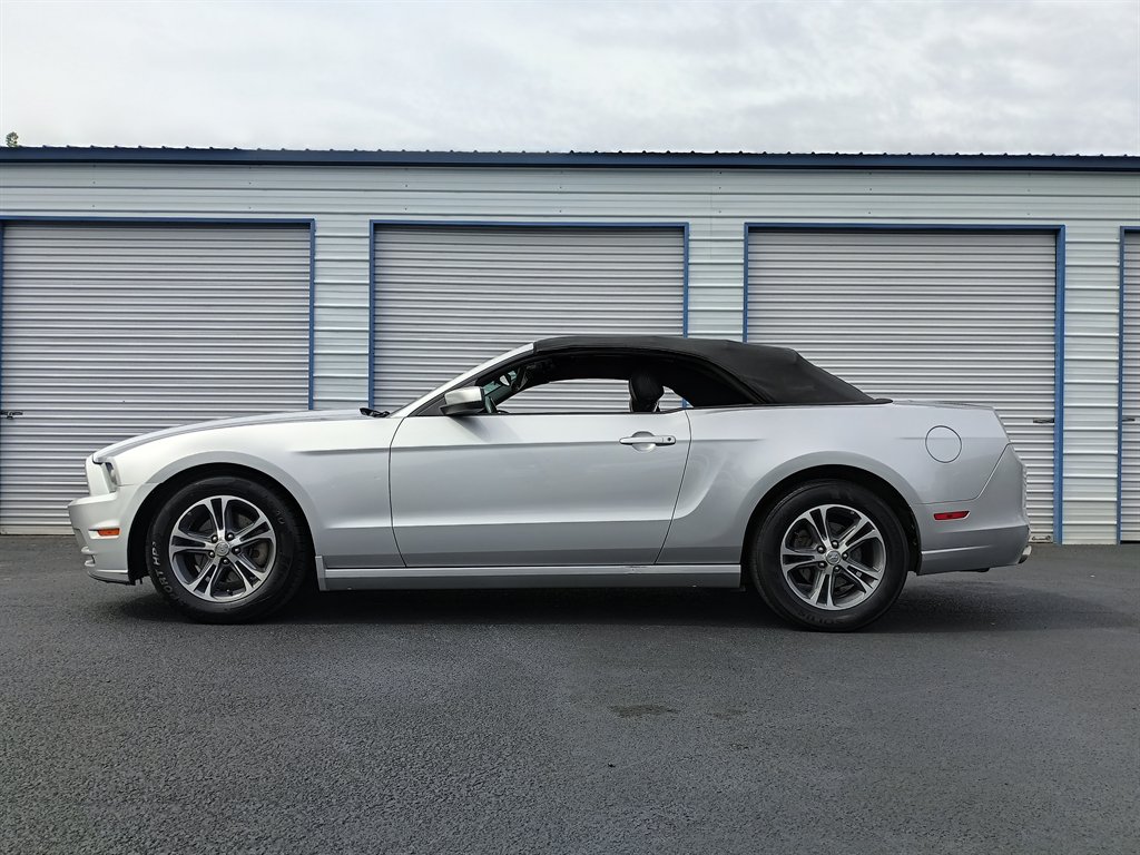 2013 Ford Mustang V6 photo