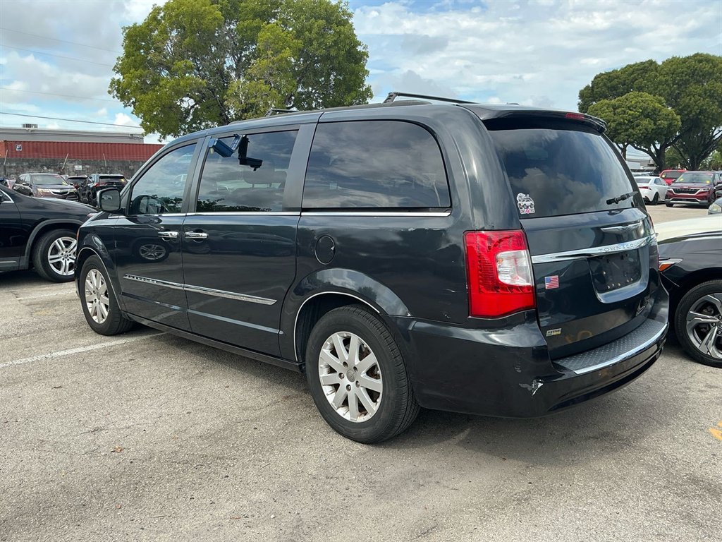 2014 Chrysler Town And Country - $1,950