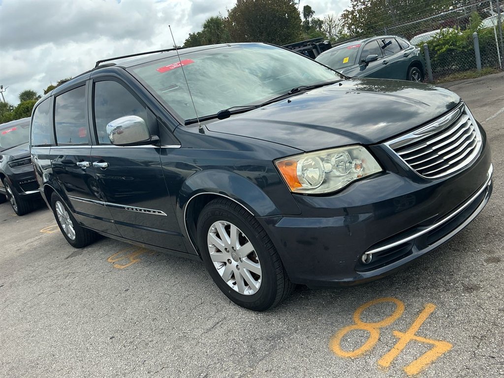 2014 Chrysler Town And Country - $1,950